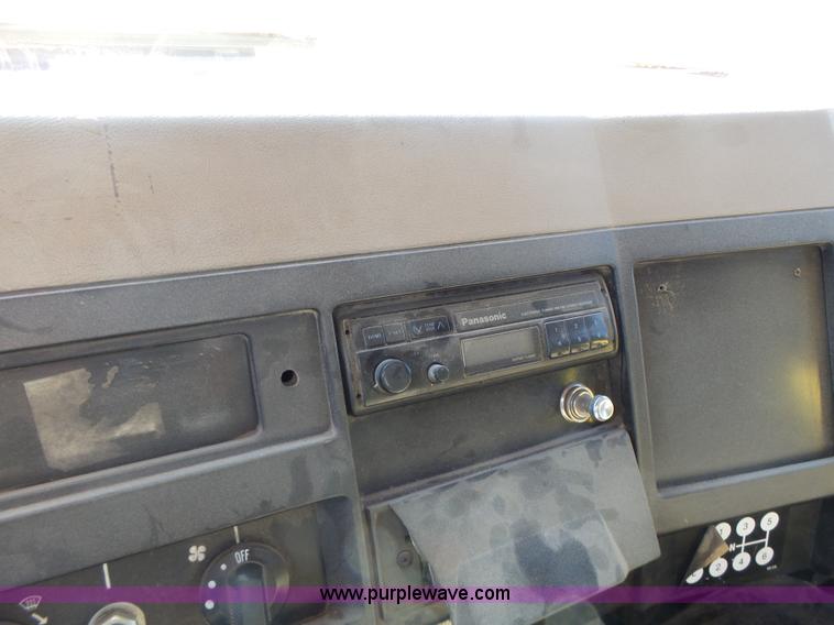 image for item L6005 1993 International 4900 dump truck