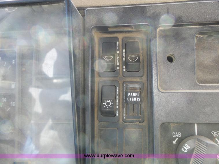 image for item L6005 1993 International 4900 dump truck