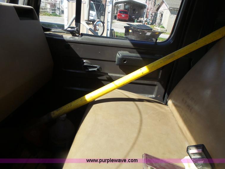 image for item L6005 1993 International 4900 dump truck