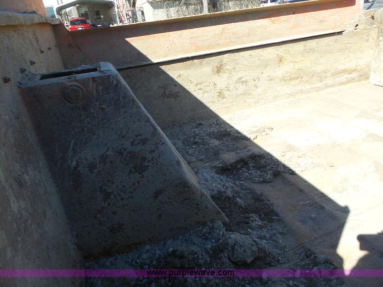 image for item L6005 1993 International 4900 dump truck