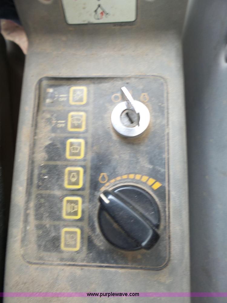 image for item L6328 2005 Hyundai Robex 210LC-7 excavator