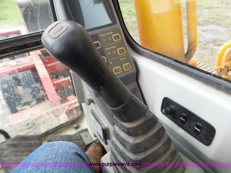 image for item L6328 2005 Hyundai Robex 210LC-7 excavator