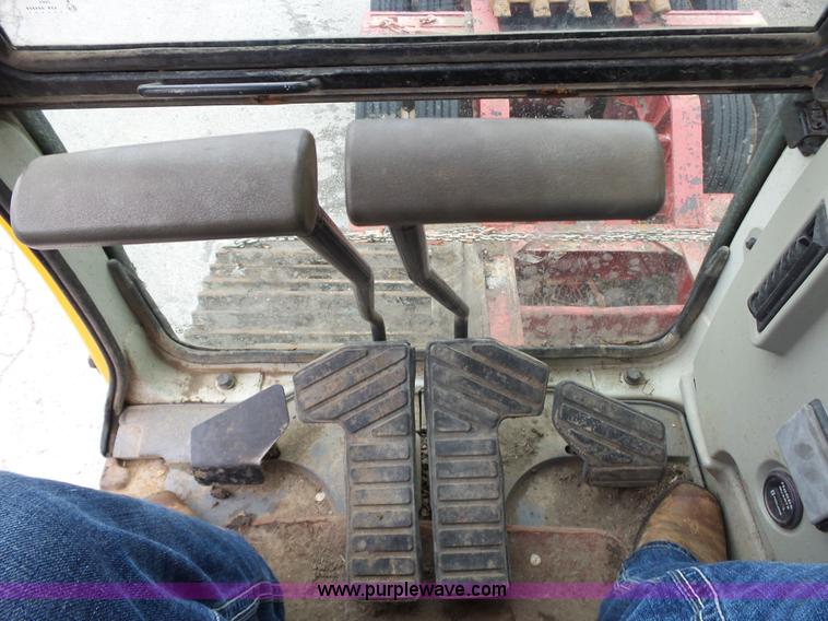 image for item L6328 2005 Hyundai Robex 210LC-7 excavator