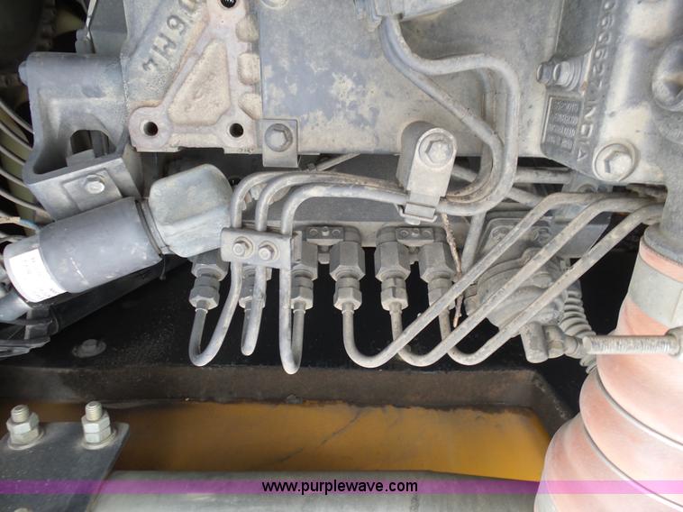 image for item L6328 2005 Hyundai Robex 210LC-7 excavator