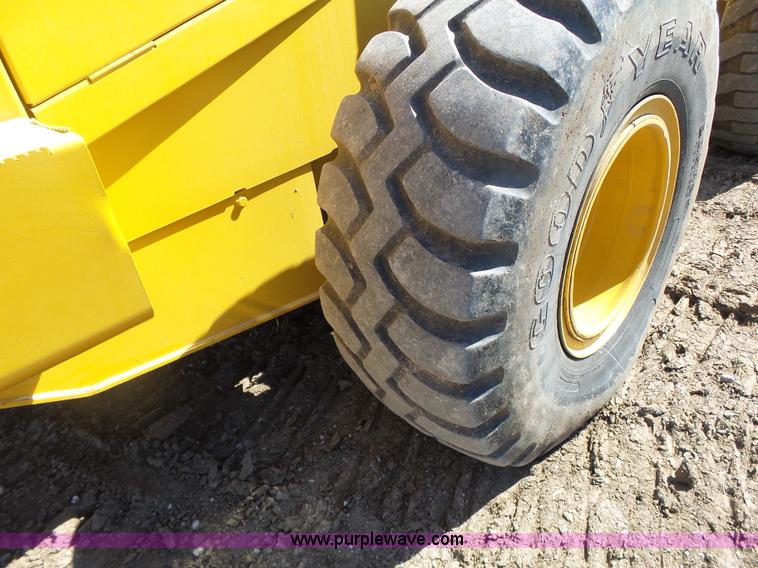image for item L7209 1999 John Deere 624H wheel loader