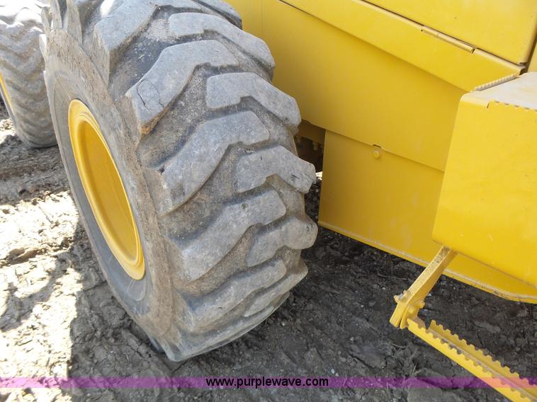image for item L7209 1999 John Deere 624H wheel loader