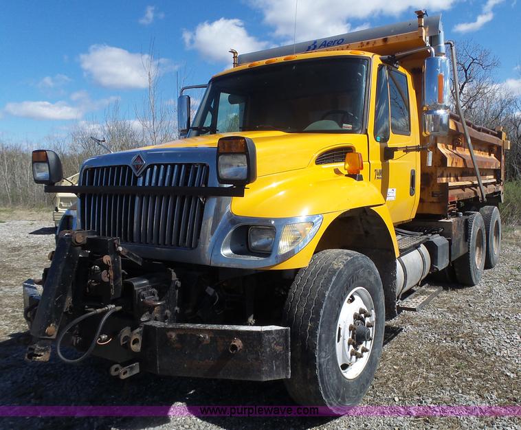 image for item L7219 2006 International 7400 dump truck