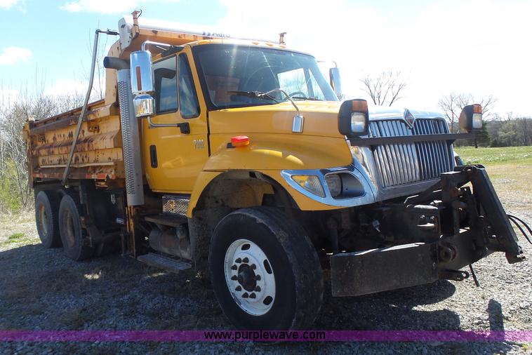 image for item L7219 2006 International 7400 dump truck