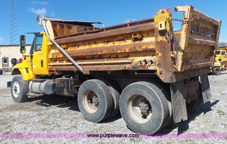 image for item L7219 2006 International 7400 dump truck