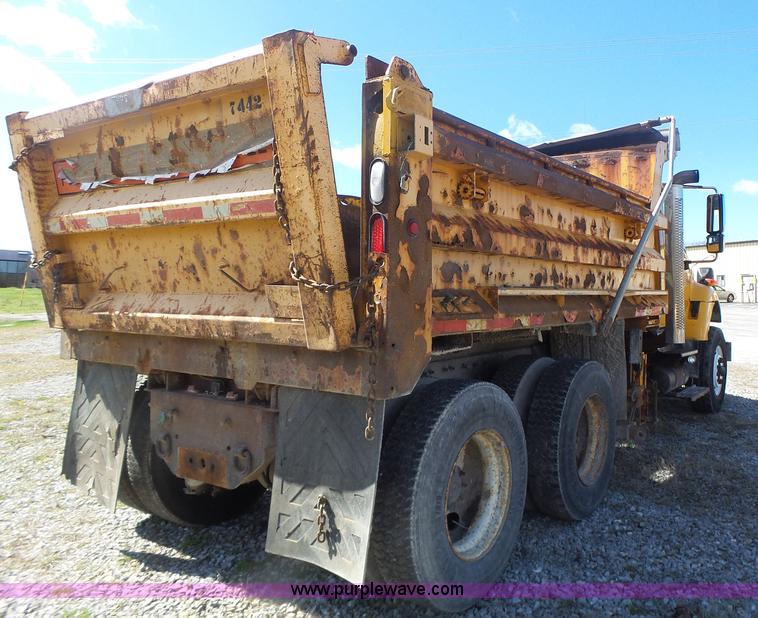 image for item L7219 2006 International 7400 dump truck