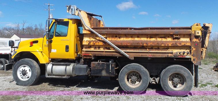 image for item L7219 2006 International 7400 dump truck