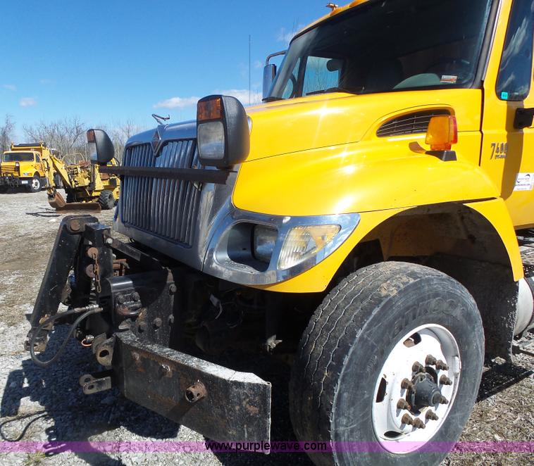 image for item L7219 2006 International 7400 dump truck