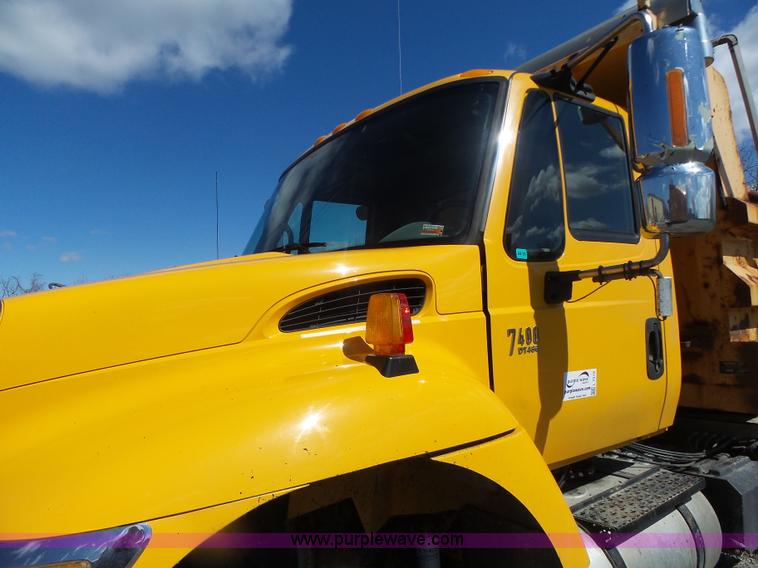 image for item L7219 2006 International 7400 dump truck