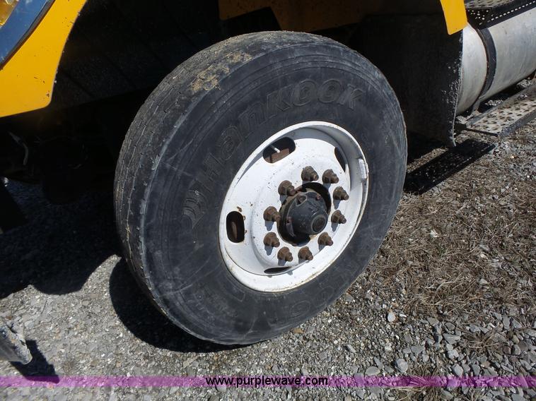 image for item L7219 2006 International 7400 dump truck