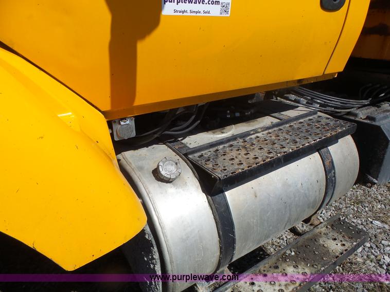 image for item L7219 2006 International 7400 dump truck