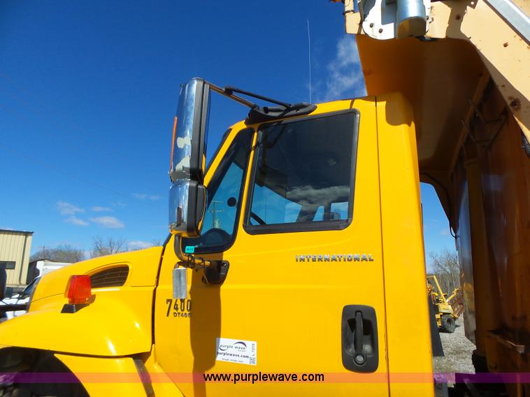 image for item L7219 2006 International 7400 dump truck