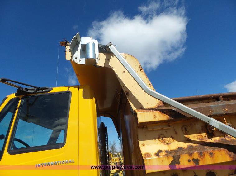 image for item L7219 2006 International 7400 dump truck