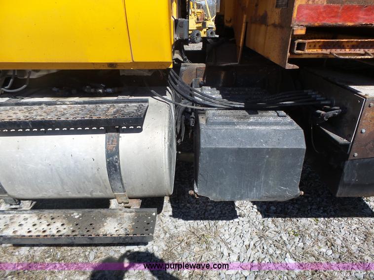 image for item L7219 2006 International 7400 dump truck