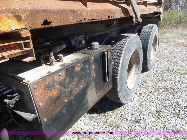 image for item L7219 2006 International 7400 dump truck