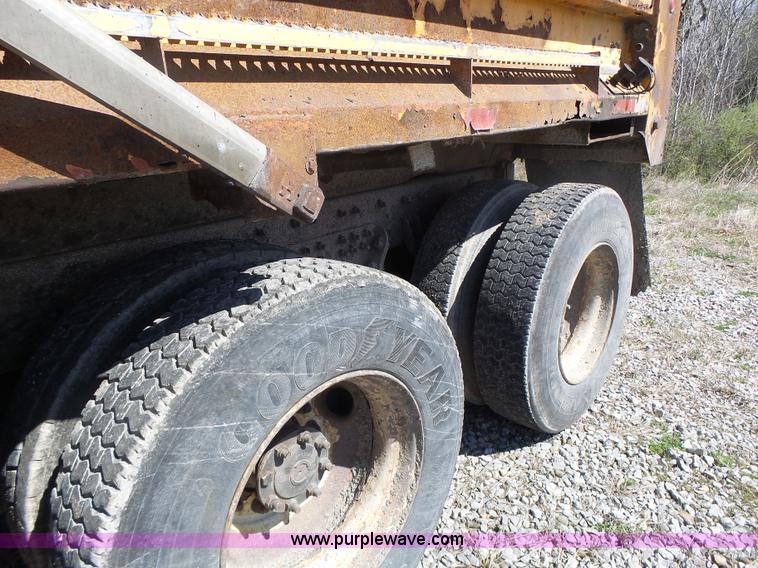 image for item L7219 2006 International 7400 dump truck