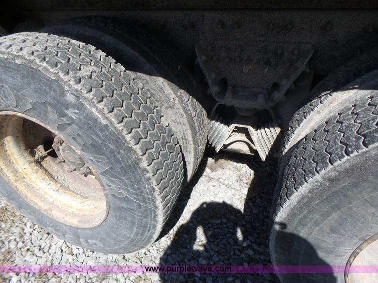 image for item L7219 2006 International 7400 dump truck