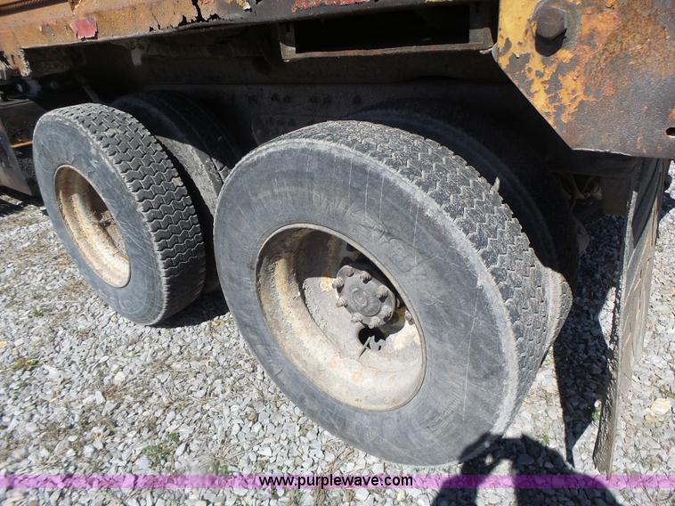 image for item L7219 2006 International 7400 dump truck