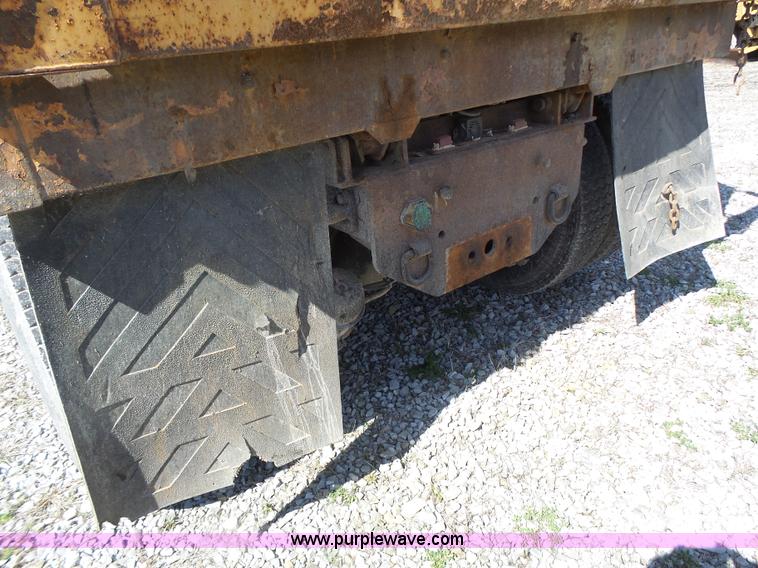 image for item L7219 2006 International 7400 dump truck