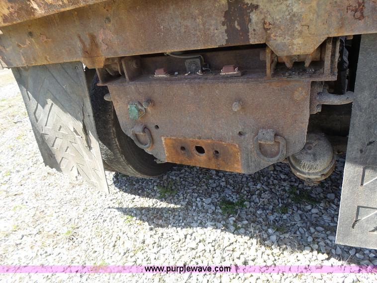 image for item L7219 2006 International 7400 dump truck