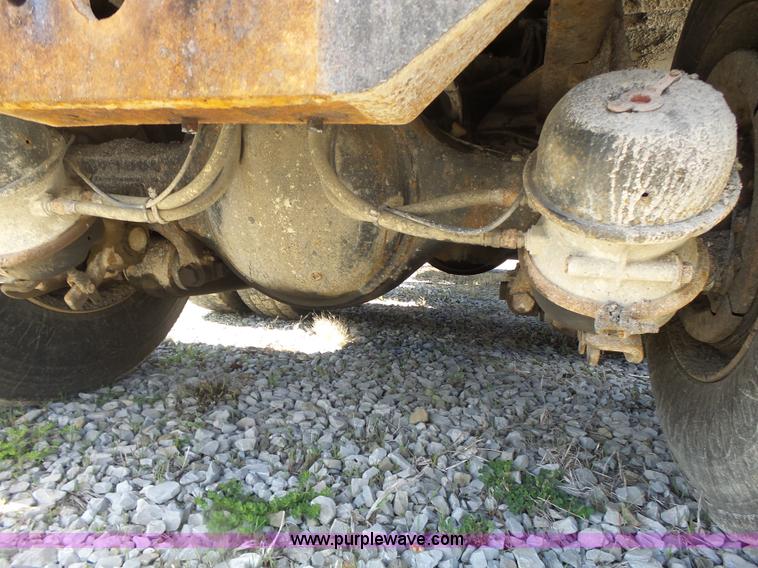 image for item L7219 2006 International 7400 dump truck