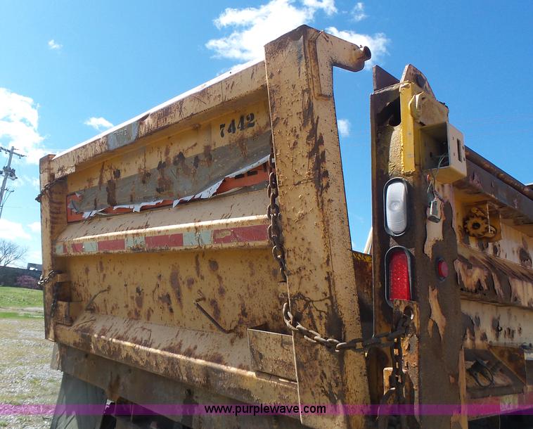 image for item L7219 2006 International 7400 dump truck