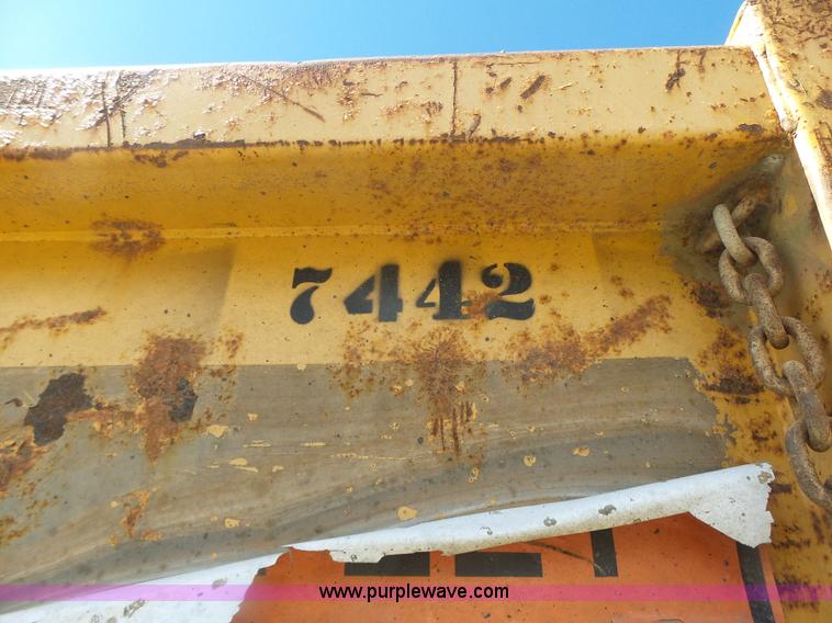 image for item L7219 2006 International 7400 dump truck