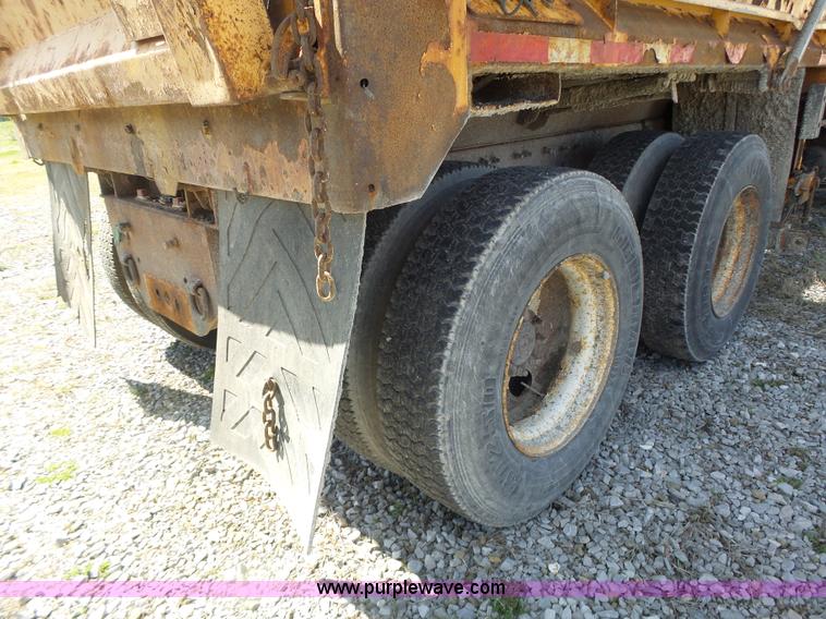 image for item L7219 2006 International 7400 dump truck