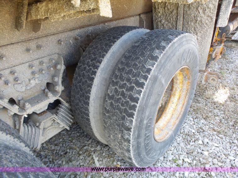 image for item L7219 2006 International 7400 dump truck