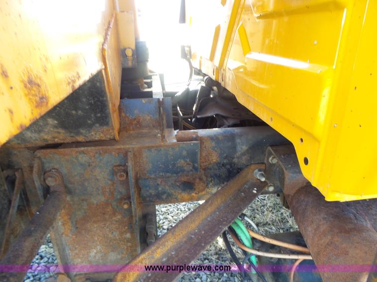 image for item L7219 2006 International 7400 dump truck