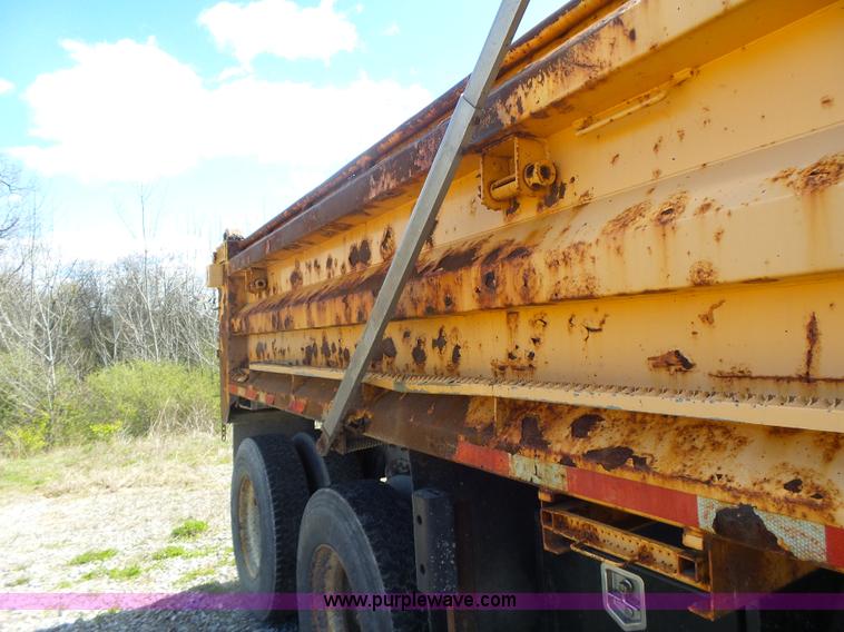 image for item L7219 2006 International 7400 dump truck