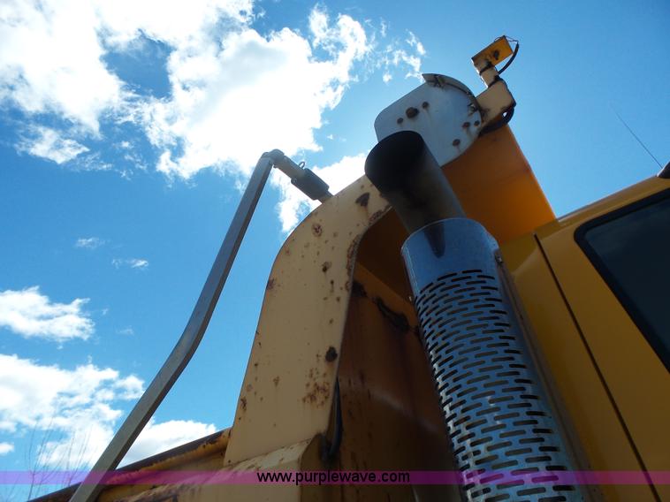 image for item L7219 2006 International 7400 dump truck