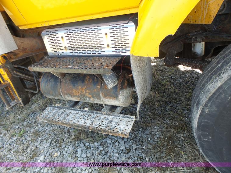 image for item L7219 2006 International 7400 dump truck