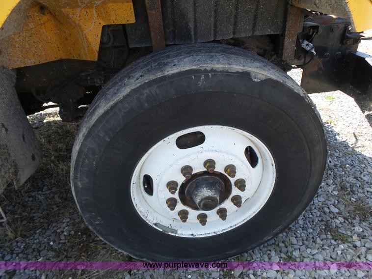 image for item L7219 2006 International 7400 dump truck