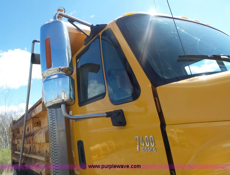 image for item L7219 2006 International 7400 dump truck
