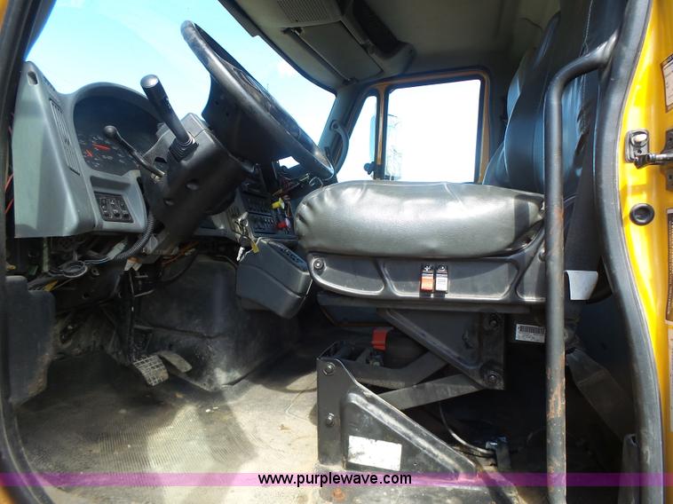 image for item L7219 2006 International 7400 dump truck