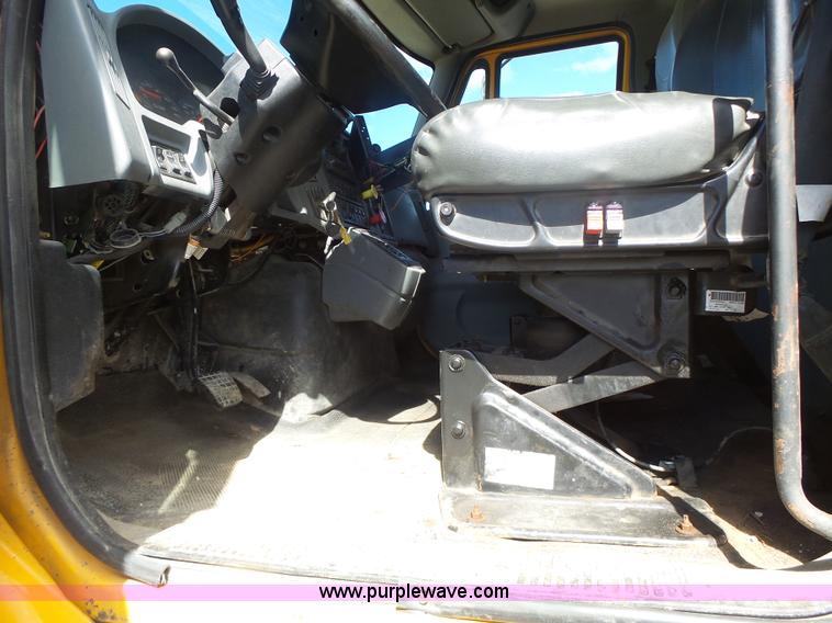 image for item L7219 2006 International 7400 dump truck