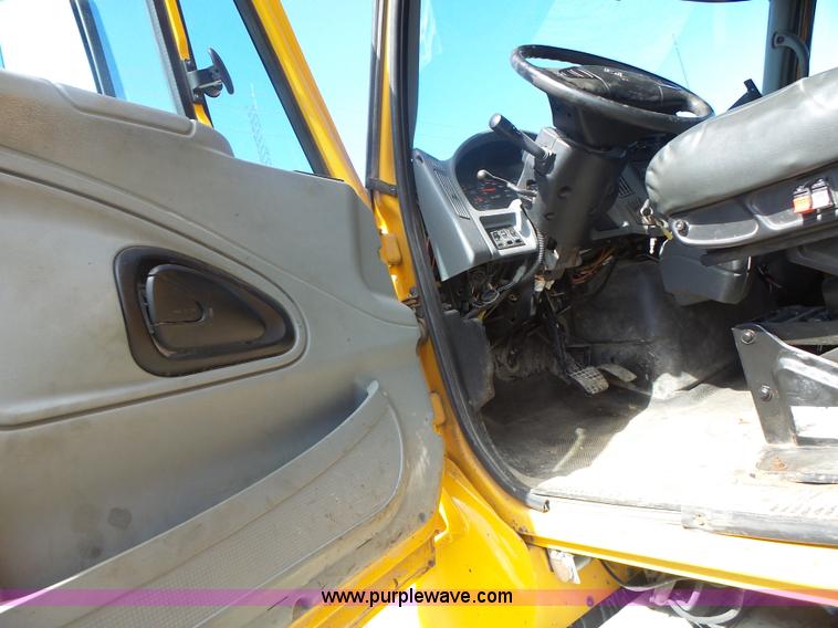 image for item L7219 2006 International 7400 dump truck