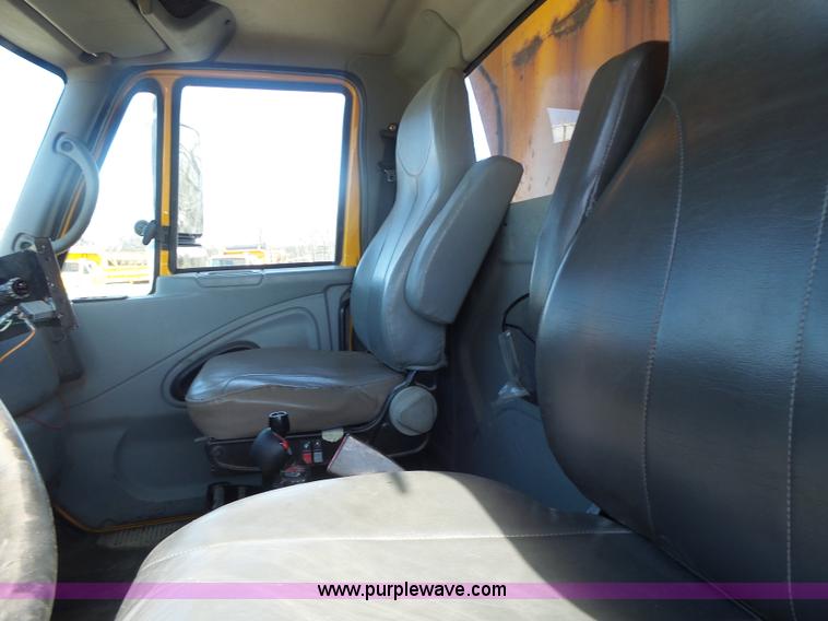 image for item L7219 2006 International 7400 dump truck