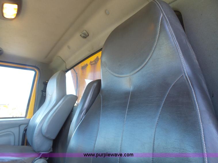 image for item L7219 2006 International 7400 dump truck