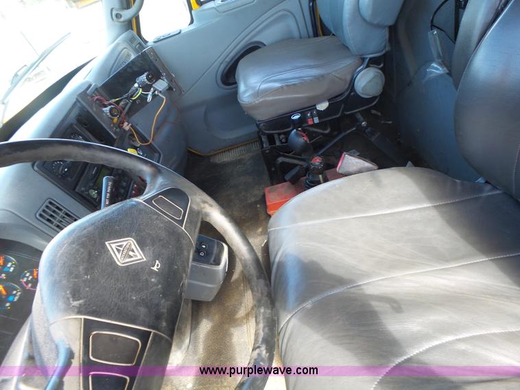 image for item L7219 2006 International 7400 dump truck