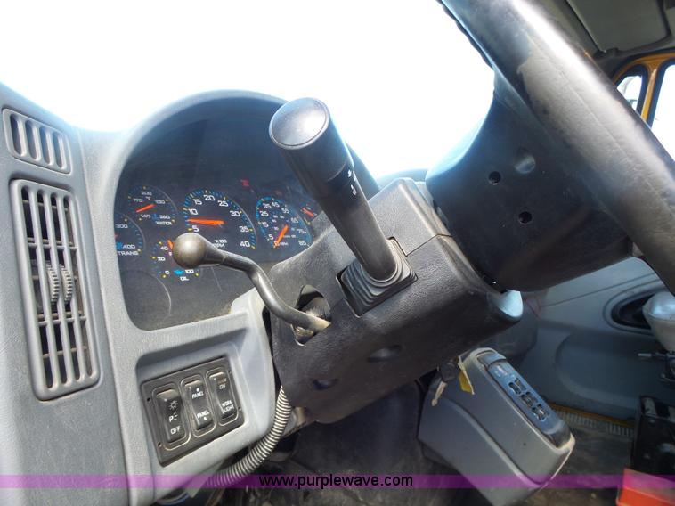 image for item L7219 2006 International 7400 dump truck