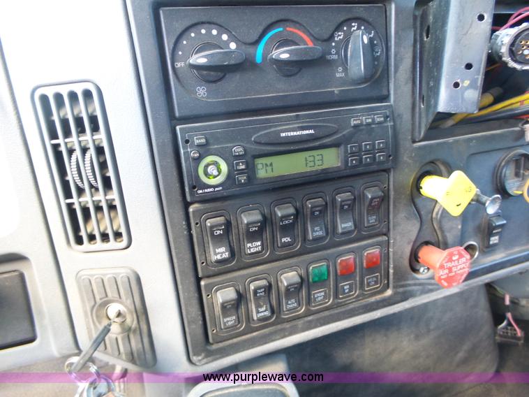 image for item L7219 2006 International 7400 dump truck