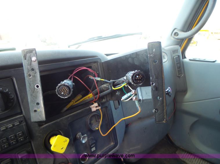 image for item L7219 2006 International 7400 dump truck