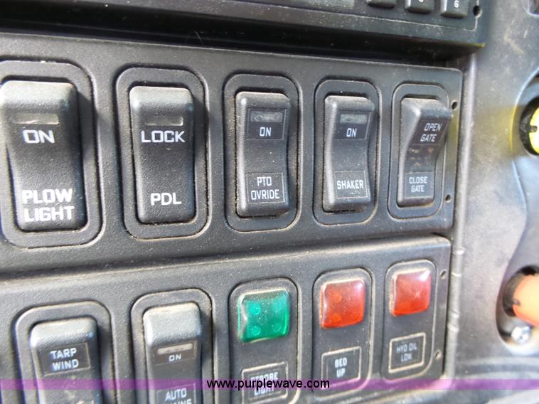 image for item L7219 2006 International 7400 dump truck