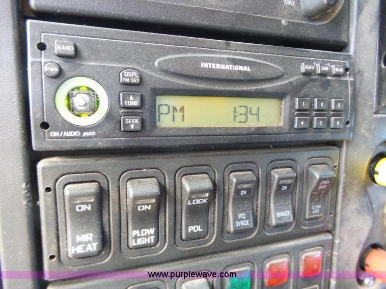 image for item L7219 2006 International 7400 dump truck